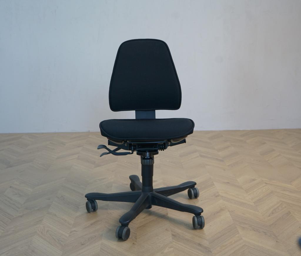 Kinnarps FreeFloat 6110 kontorstol i sort med Gaja betræk set forfra – ergonomisk kontorstol med vægtreguleret vippefunktion